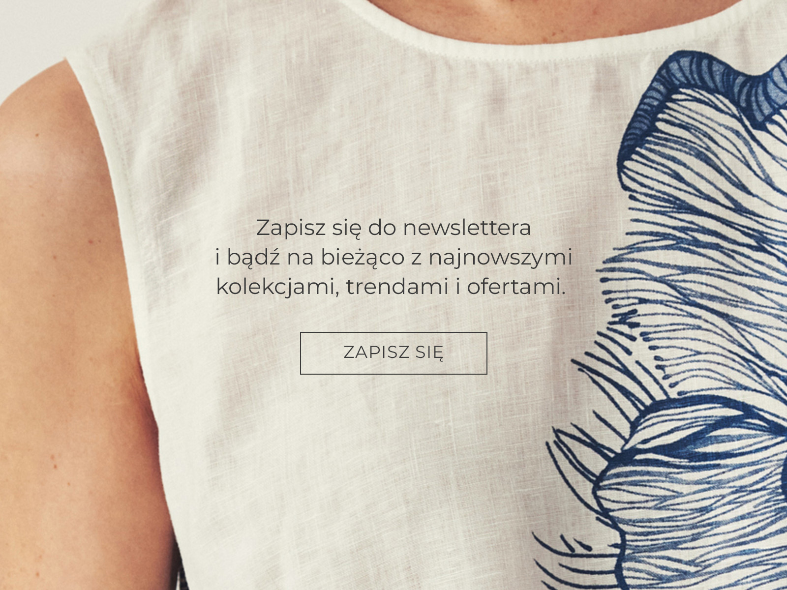 Zbliżenie na nadruk na sukience i napis z zapisem do newslettera