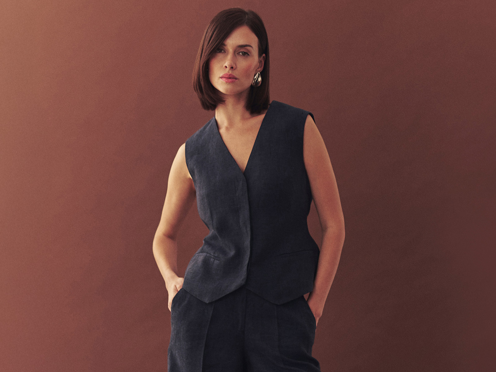 žena v elegantnej hnedej veste