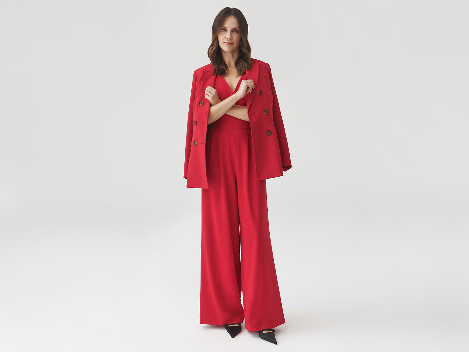 žena v elegantním červeném kombinézu