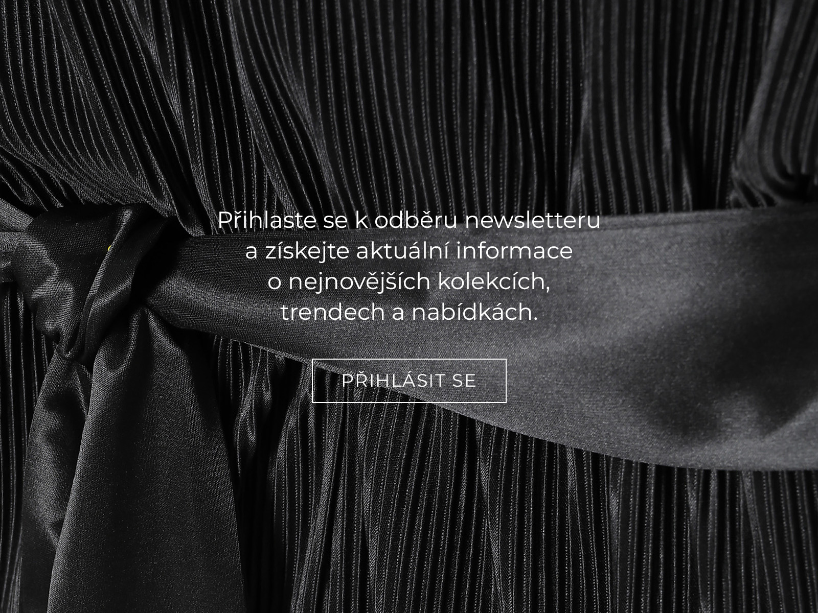 detailní záběr na materiál kombinézy a nápis s odkazem na přihlášení k odběru newsletteru