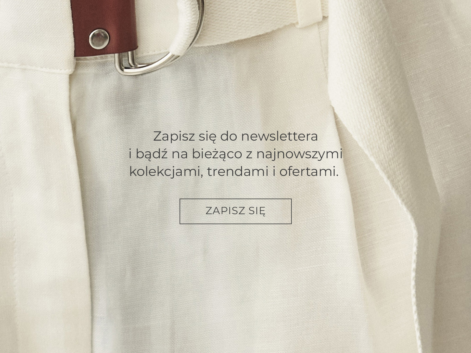 Zbliżenie na detal szortów i napis z zapisem do newslettera