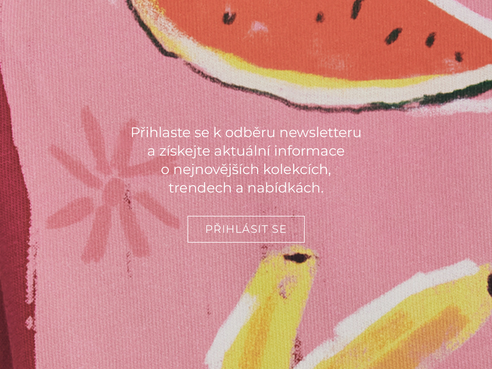 detail potisku na tričku a nápis s odkazem na přihlášení k odběru newsletteru