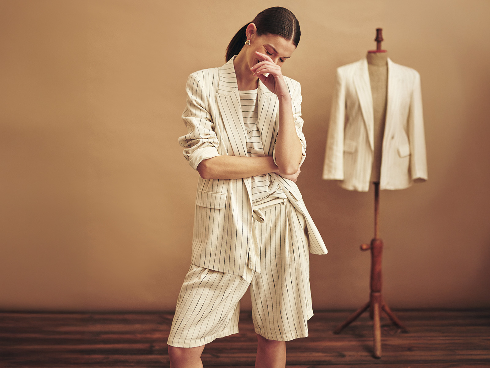 žena v elegantním kostýmu