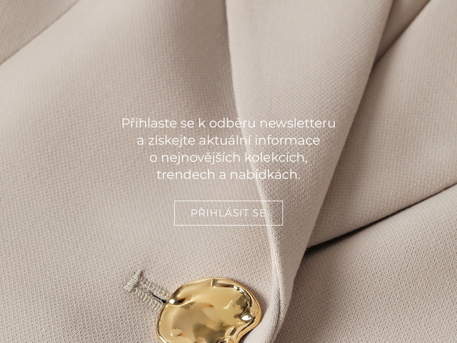 detailní záběr na sako a nápis s odkazem na přihlášení k odběru newsletteru