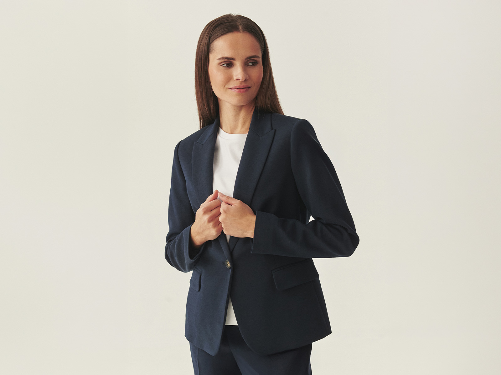 Kobieta w eleganckim, granatowym żakiecie