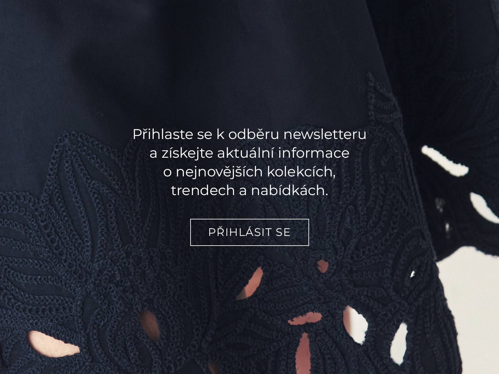 zväčšený záber na štruktúru materiálu a nápis s možnosťou prihlásenia sa na odber noviniek