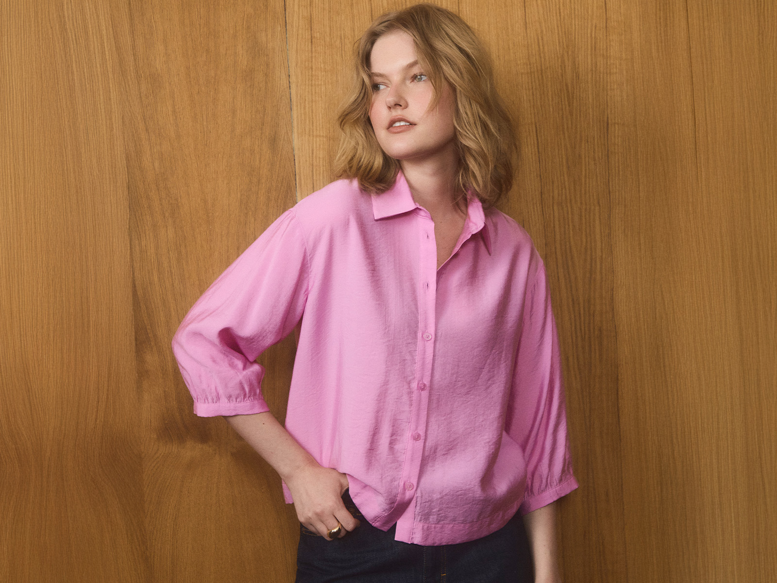 kobieta ubrana w koszulę o luźnym kroju