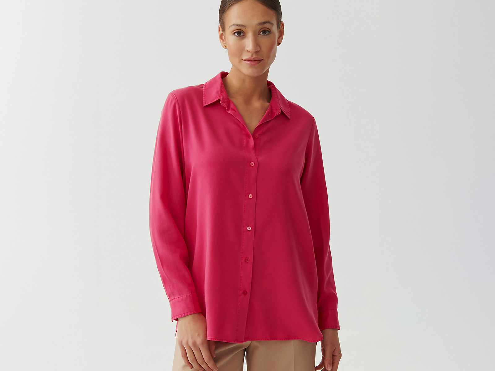 kobieta ubrana w koszulę i spodnie