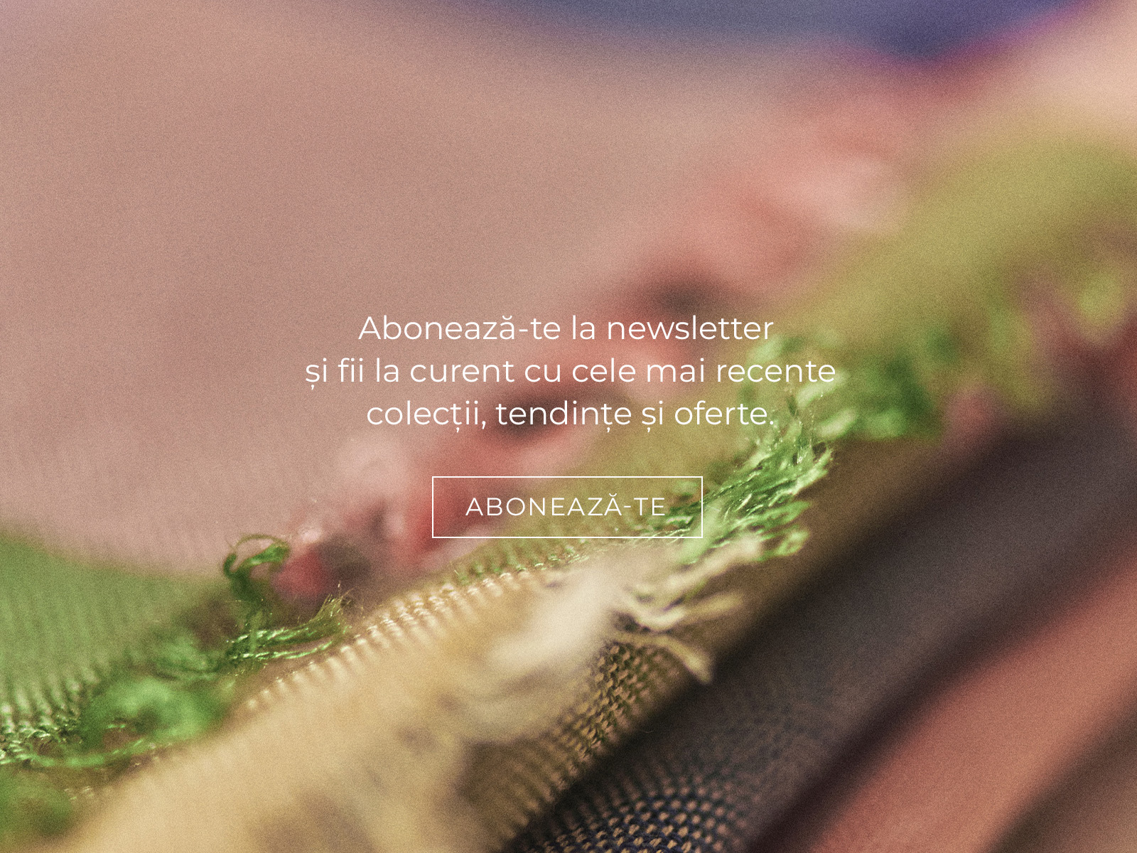 detaliu al texturii țesăturii și textul cu formularul de înscriere la newsletter