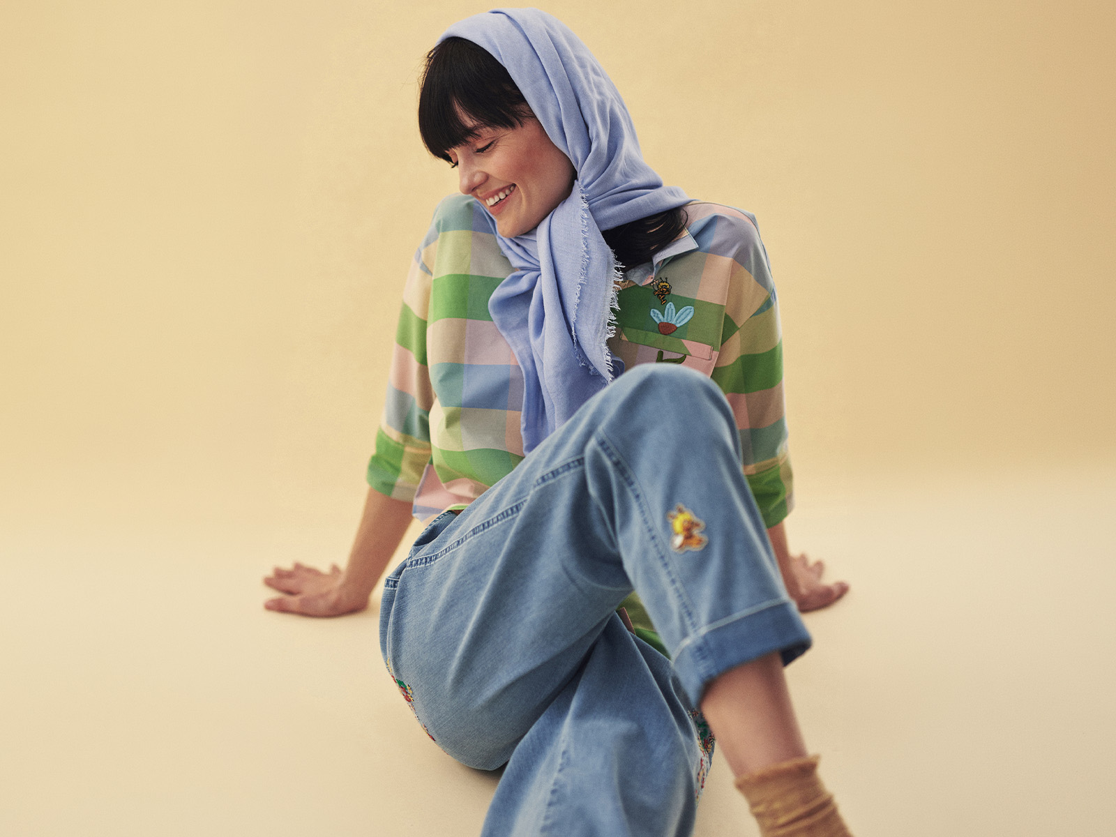 žena v oblečení z limitované kolekce „Včelka Maja“