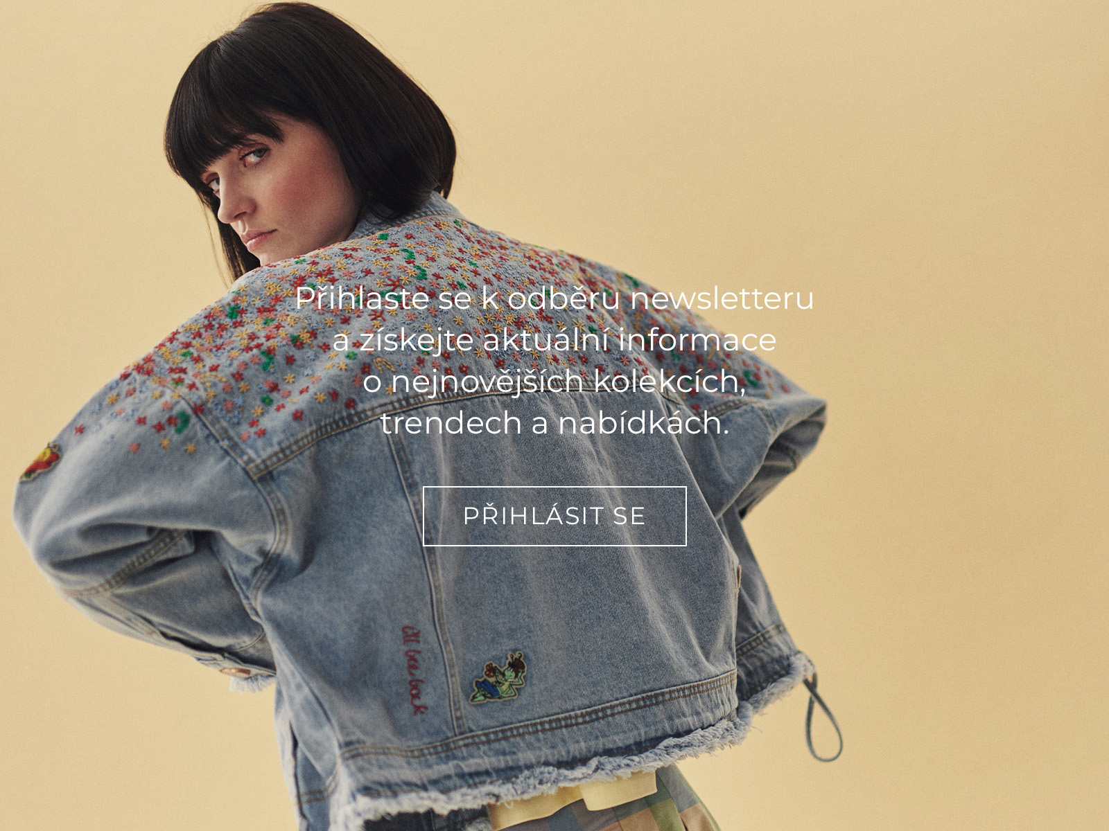 žena v vyšívané džínové bundě z limitované kolekce „Včelka Maja“