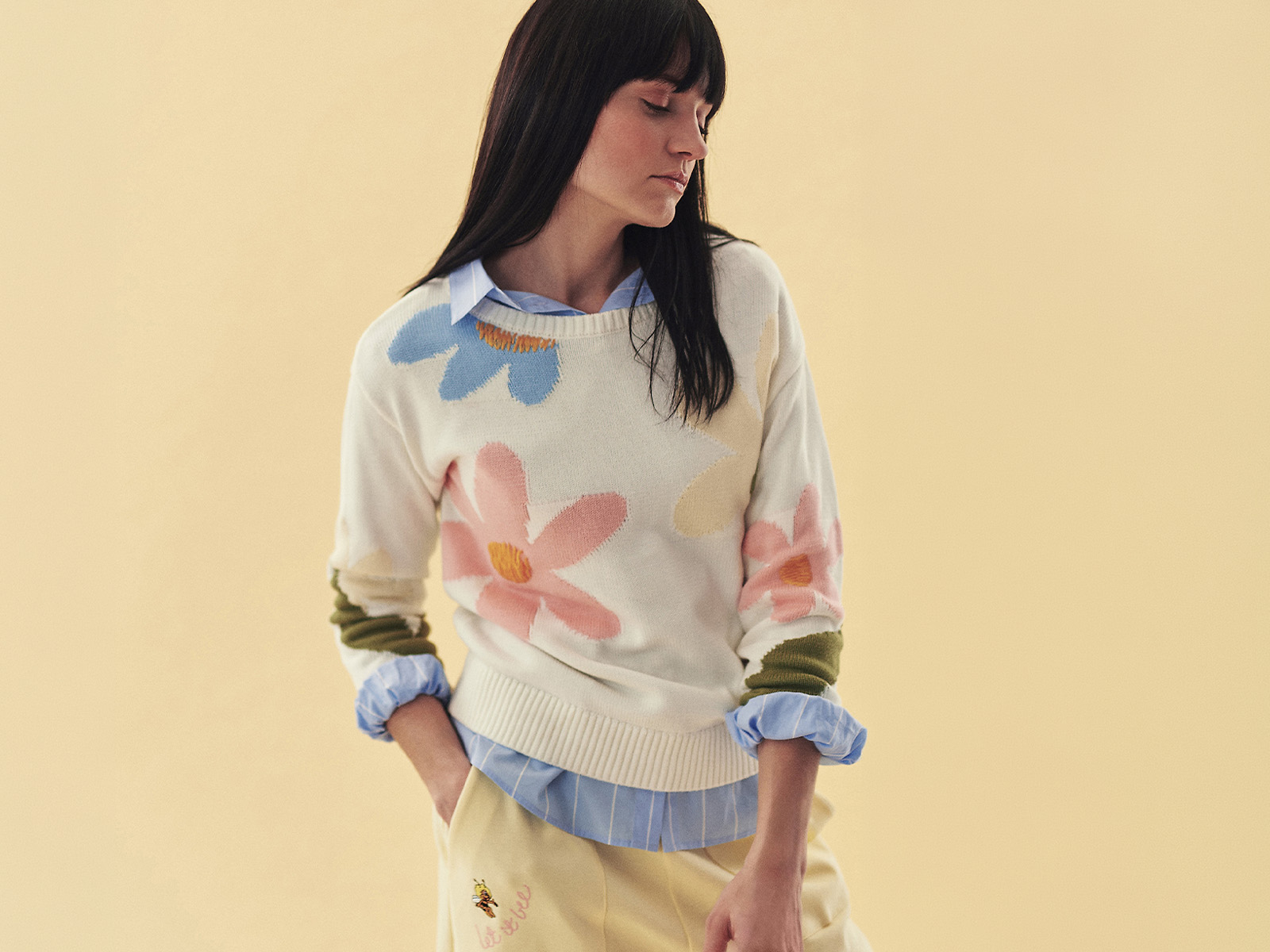 žena v barevném svetru z limitované kolekce „Včelka Maja“